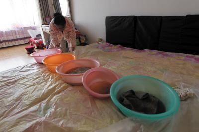 集贤楼上漏水，住户失联，小区没物管，业主维权难！律师来支招……